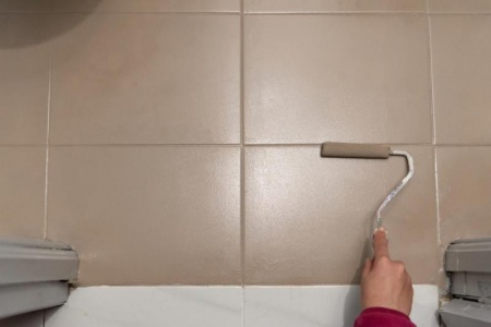Comment traiter l'humidit&eacute; avec une peinture sp&eacute;ciale pour salle de bains &agrave; Carquefou ?